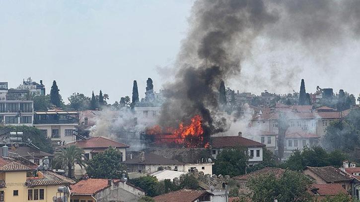 Antalya'da yangın! Alevler biri otel, 3 iş yerini sardı