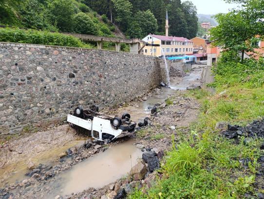 Dereye düşen kamyonet ters döndü; 2 yaralı
