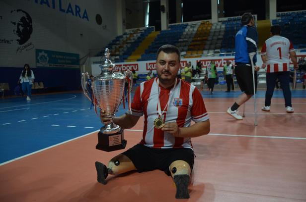 Depremde eşi ve 2 çocuğu ile bacaklarını kaybetti; voleybolla hayata tutunmaya çalışıyor