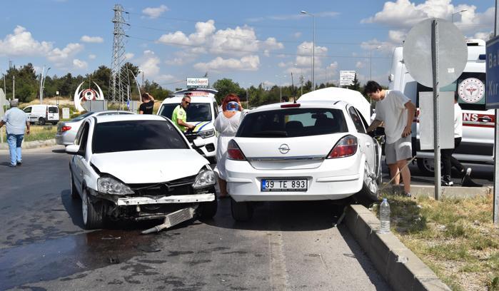 Lüleburgaz'da iki otomobil çarpıştı: 3 yaralı