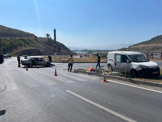 Otomobil ile hafif ticari araç çarpıştı: 3 yaralı