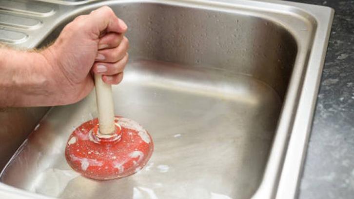 Tesisatçı çağırmaya gerek yok! Tıkalı lavaboyu saniyeler içinde açan teknik