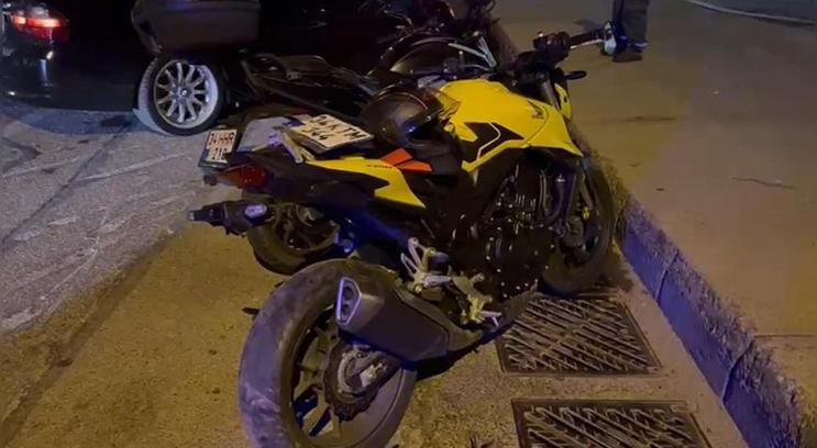 Kadıköy’de motosiklet ile otomobil çarpıştı! 2 kişi yaralandı
