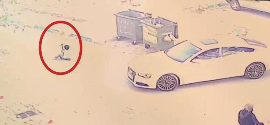 Bursa'da otomobilin çarptığı çocuk ağır yaralandı; o anlar kamerada