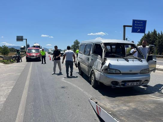 Sakarya'da minibüs devrildi: 6 yaralı