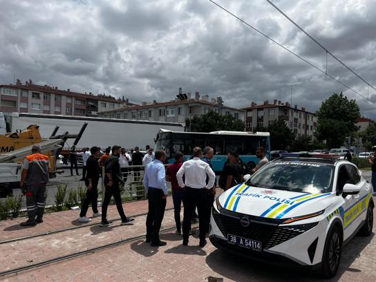Kayseri'de TIR, otomobil ve otobüs çarpıştı: 8 yaralı