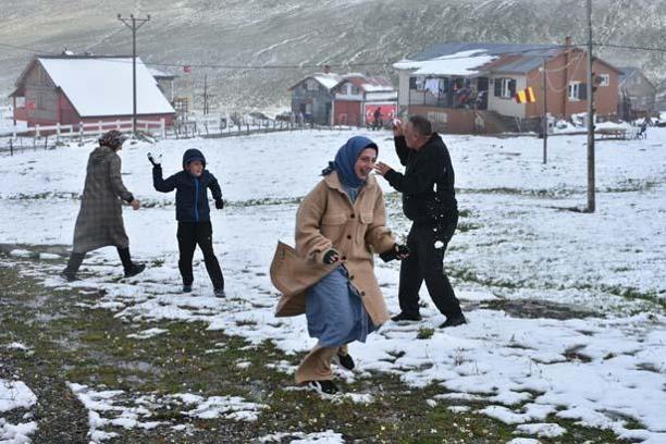 4 kentte etkili oldu! Temmuz ayında kar topu oynadılar: Görülmemiş bir şey yaşadık