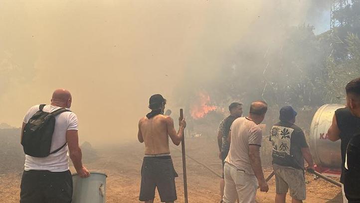 Son dakika: Antalya'da orman yangını! Turistler alevlere müdahale etti