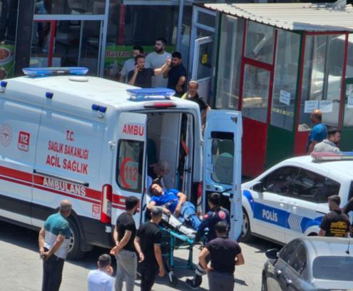 2 kardeşin silahlı çatışmasında dönercide oturan uzman çavuş ile iş yeri çalışanı yaralandı