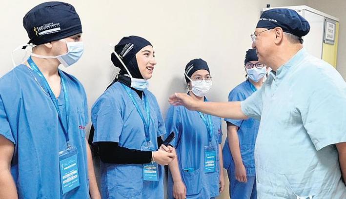 Hayatını kurtaran cerrahla aynı ameliyathanede