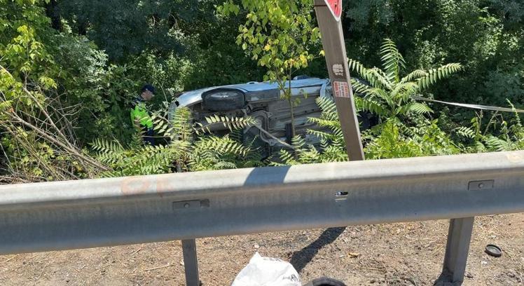 Sakarya'da Trafik Kazası: Hafif Ticari Araç Şarampole Devrildi