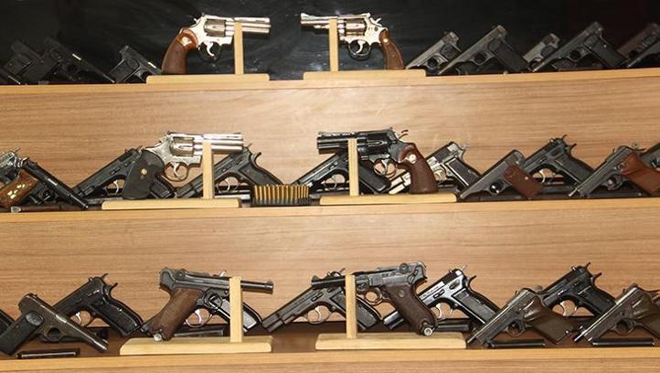 Araçtan cephanelik çıktı: 65 ruhsatsız tabanca, İkinci Dünya Savaşı'nda kullanılan silahlar