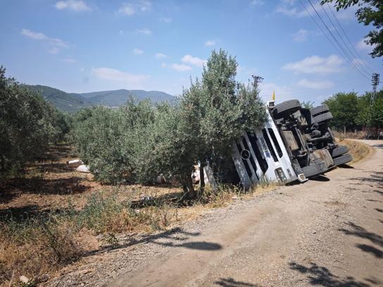 Saman yüklü TIR devrildi: 2 yaralı