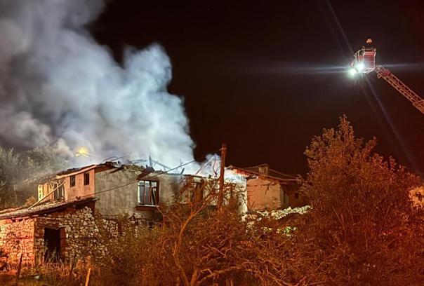 Bursa’da ahşap ev çıkan yangında küle döndü