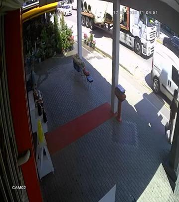 TIR'dan düşen çelik halat ruloları araçlara çarptı, o anlar kamerada