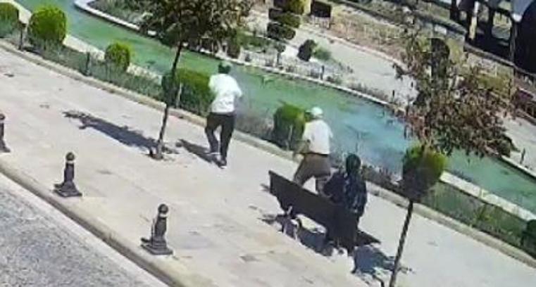 Telefon dolandırıcısı, parkta buluştuğu kadının parasını alıp kaçtı: o anlar kamerada