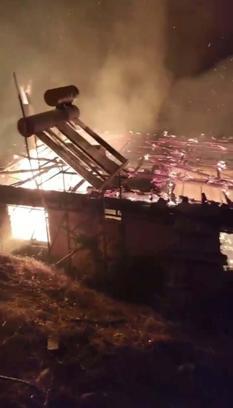 Evde çıkan yangın, bitişiktekine de sıçradı