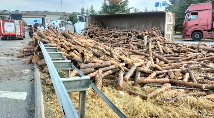 Amasya’da devrilen tırın sürücüsü yaralandı