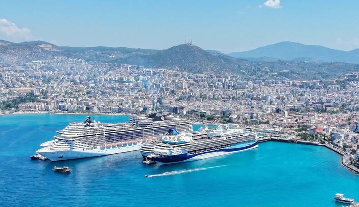 Kuşadası'na 5 kruvaziyerle denizden 10 bin 916 turist geldi