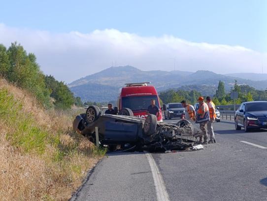 Balıkesir'de kontrolden çıkarak devrilen otomobildeki 2 kişi yaralandı