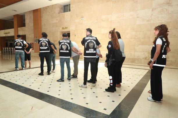 2 kişiyi 13 saat alıkoyup, 6 milyon lira gasbeden 6 şüpheli tutuklandı