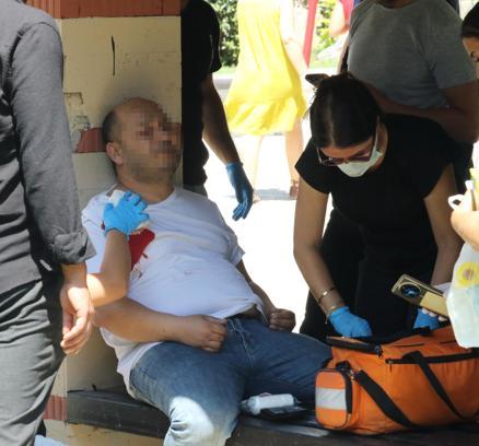 Eşiyle tartışıp, kendisini omzundan vurdu