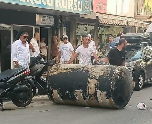 Balıkesir'de kuvvetli rüzgar, 4 tonluk su deposunu caddeye uçurdu