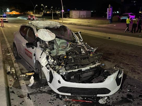 İstanbul -Büyükçekmece’de otomobil park halindeki TIR'a çarptı: 1 ölü, 4 yaralı