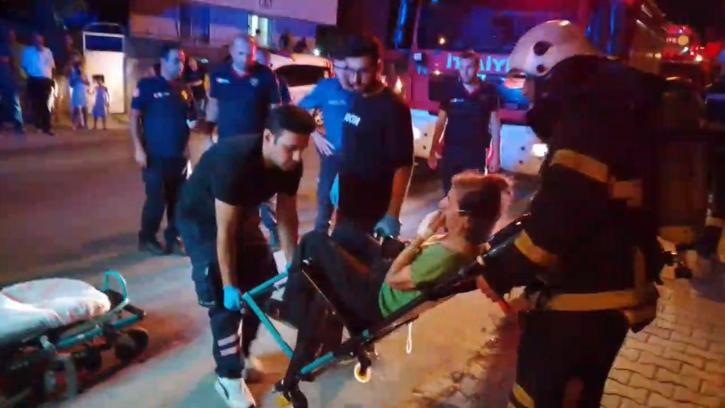 Apartman dairesinde yangın; dumandan etkilenen kadın hastaneye kaldırıldı