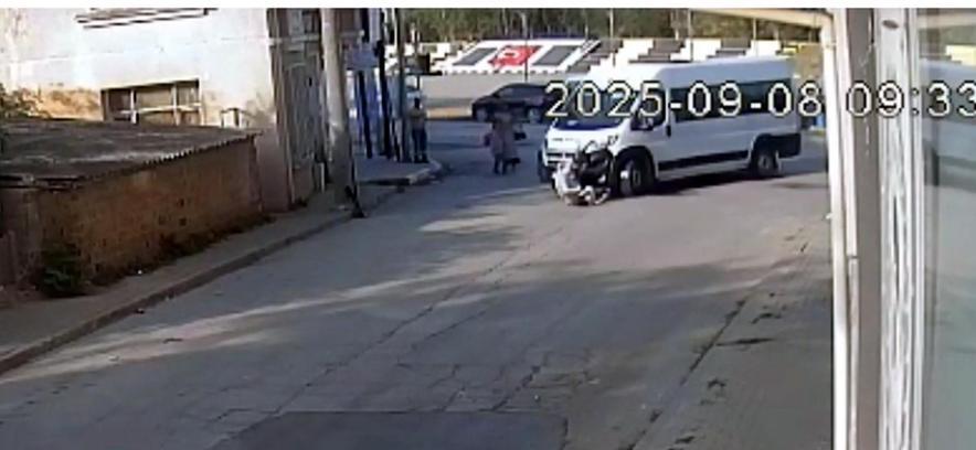 Okul yolunda servis minibüsünün çarptığı anne- oğul yaralandı; kaza kamerada