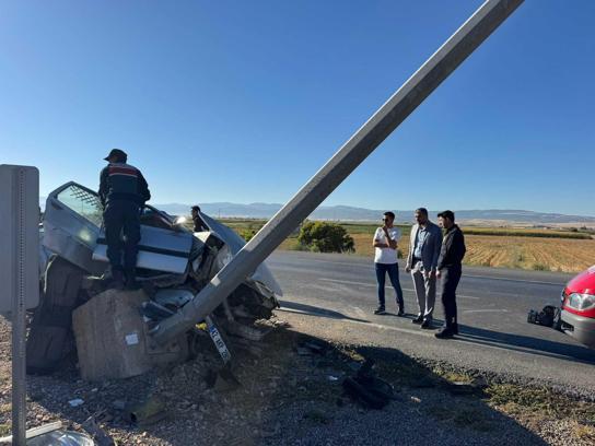 Otomobil refüjdeki direğe çarptı: 2 yaralı