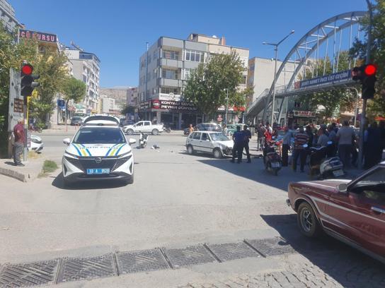 Kavşakta otomobille çarpışan motosikletin sürücüsü yaralandı