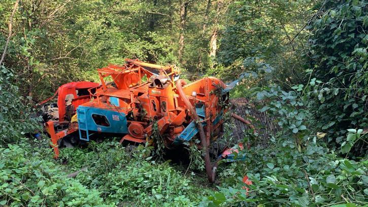 Uçuruma yuvarlanan kamyonun şoförü öldü