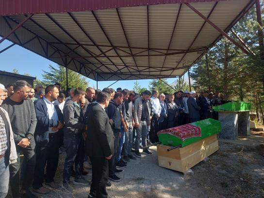 Gazdan zehirlenen anne ile kızı yan yana toprağa verildi