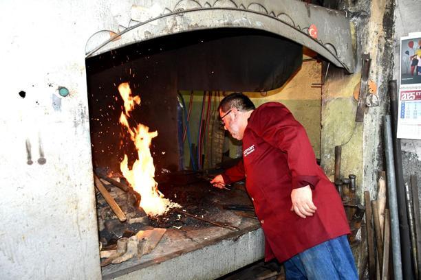 'Ahi esnaf beratı' alan Ahmet Yavuz, 45 yıldır demir dövüyor