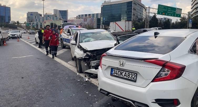 İstanbul - Bağcılar TEM Otoyolu’nda 2 otomobil çarpıştı: 4 yaralı