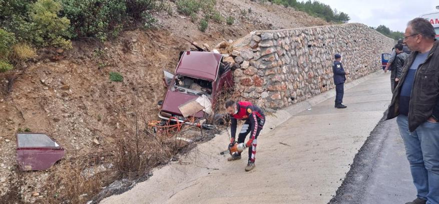 Otomobil istinat duvarına çarptı; 1 ölü, 1 yaralı