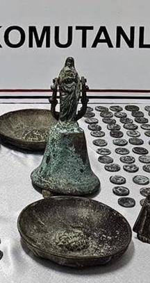 Kars'ta Meryem Ana figürlü çan ile çok sayıda tarihi eser ele geçirildi