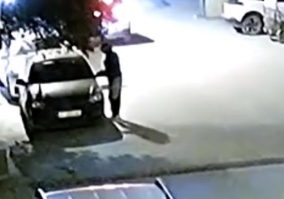 Otomobil hırsızlığı girişimi kamerada