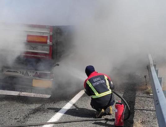 Bingöl’de TIR dorsesi yandı