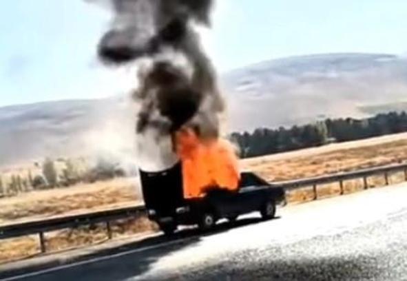 Seyir halinde alev alan otomobil yandı