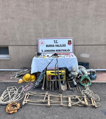 Ormanda kaçak kazı yapan 9 kişi suçüstü yakalandı