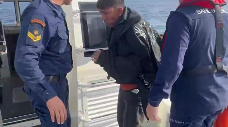 Kaçak yolla Yunanistan’a geçerken bottan düştü, 12 saat yüzerek hayatta kaldı