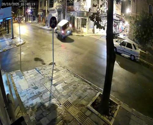 Devrilen hafif ticari araçtaki baba ile 8 aylık kızı kurtarıldığı anlar kamerada