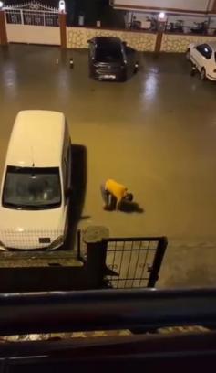 Hatay'da sağanak nedeniyle yollar suyla doldu, bazı bölgelerde heyelan meydana geldi