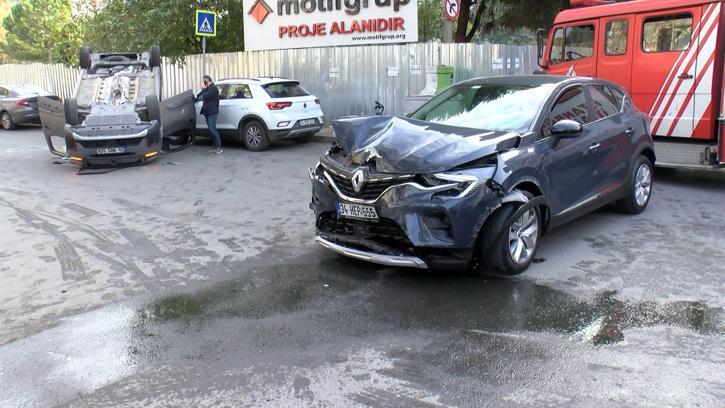 İstanbul- Bakırköy'de seyir halindeki 2 araç çarpıştı