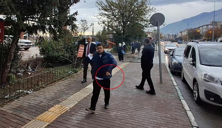 Tepki görünce geri dönüp yere attığı çöpleri topladı