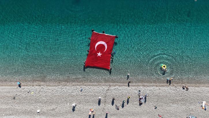 Bayramı su altında bayrak açarak kutladılar