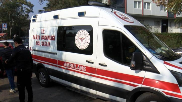 İstanbul- Bakırköy Marmaray İstasyonu'nda trene binmek isterken ayağı sıkışan yolcuyu görevliler kurtardı