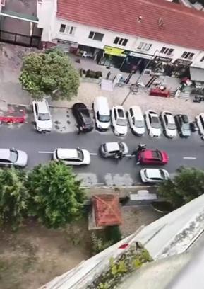 İstanbul - Beylikdüzü'nde kadın sürücülerin yol kavgası kamerada